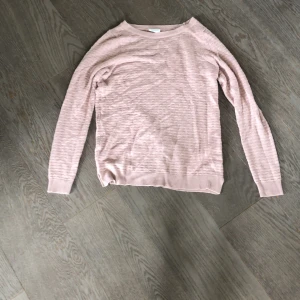 Rosa tröja💗 - Jag säljer en rosa tunn tröja. Inget täcken på användning. Det är en lite slits vi midjan. Hör av dig för frågor eller fler bilder💕