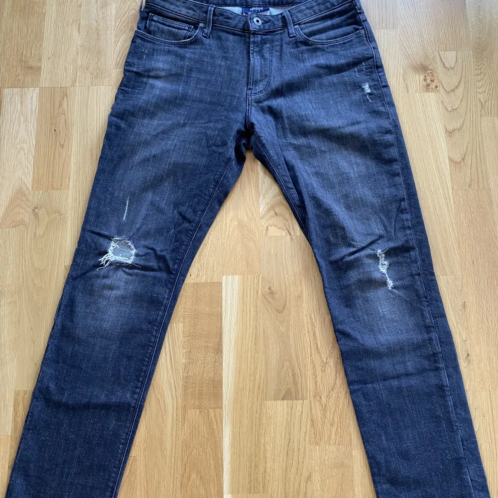 Feta Armani jeans med lite olika  slitningar.. Jeans & Byxor.
