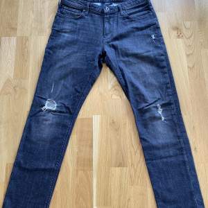Feta Armani jeans med lite olika  slitningar.