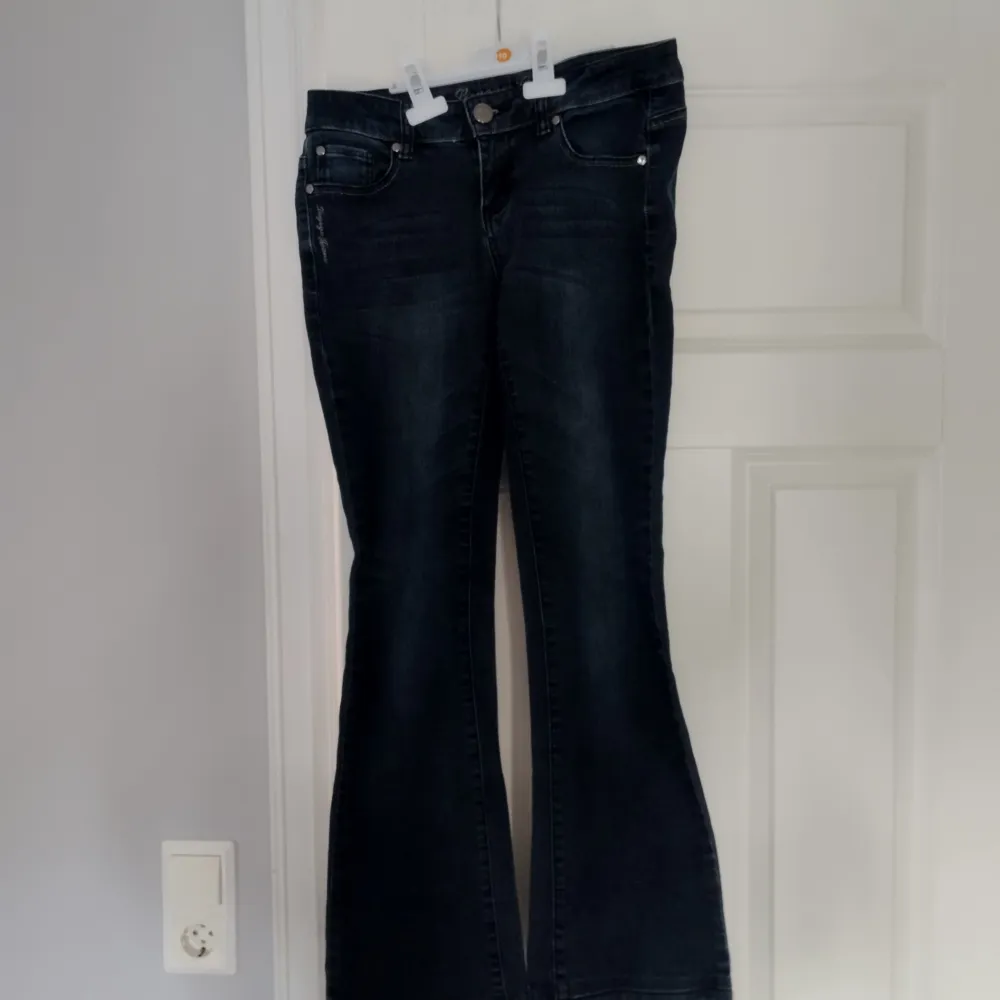 Low waist Bootcut Jeans med snygga fickor i mycket gott skick! Midja 36 cm Ytterben 97 cm Innerben 75 cm. Jeans & Byxor.