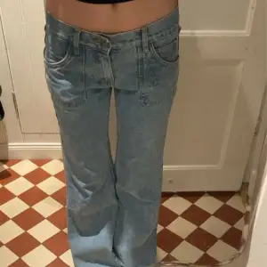 Brandy Melville jeans - storlek small. Helt oanvända, jag är 174 cm och de är perfekta i längden💕 köptes för 550, skriv gärna till mig om du har fler frågor eller vill ha fler bilder. Kan mötas upp i Stockholm🫶
