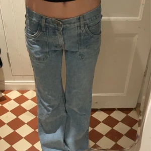 Jeans - Brandy Melville jeans - storlek small. Helt oanvända, jag är 174 cm och de är perfekta i längden💕 köptes för 550, skriv gärna till mig om du har fler frågor eller vill ha fler bilder. Kan mötas upp i Stockholm🫶