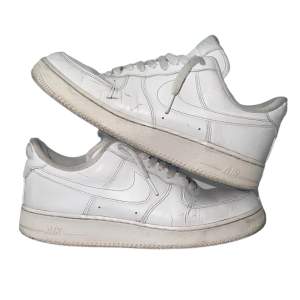 Air Force 1 i vit, mycket använda, men tvättade och inte använda på ett tag pga jag skaffat nya. Slitage i hälen.