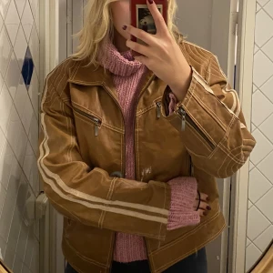 Brun vintage skinnjacka - Skitsnygg brun vintage äkta skinnjacka! Jättefina detaljer längs ärmarna och en najs fit. Fint skick🥰💞