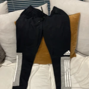 Adidas mjukis  - Adidas mjukisar, oanvända och säljs för 250kr då ordinarie pris är 600kr