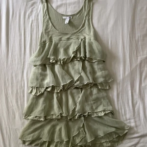 Ljusgrön volangklänning - Supersöt ljusgrön volangklänning. Begagnat skick men inga fläckar eller hål! Storlek S🫶💕