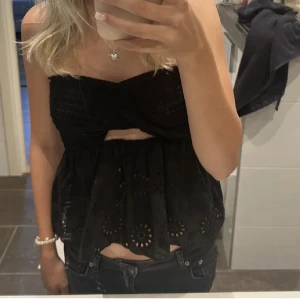 Svart topp - Populär topp från zara, storlek xxs knappt använd. Första bilden är lånad!!