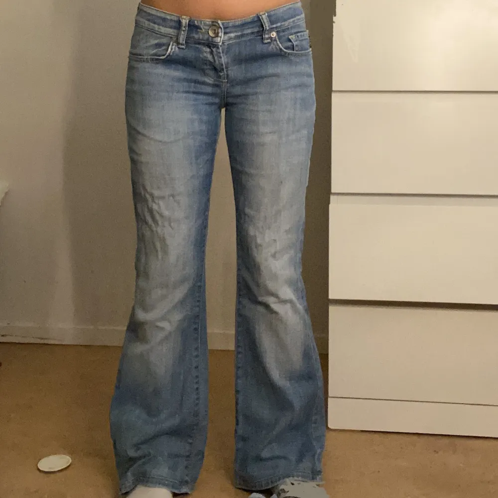 Skit snygga ltb jeans vet tyvärr inte storlek men innerbenslängden är 75cm och midjemåttet är 75cm💓FRI FRAKT. Jeans & Byxor.