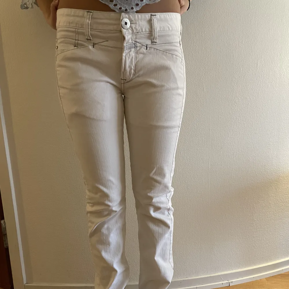  lågmidjade jeans i rak passform. Finns vissa defekter längst ner på byxorna. 💕. Jeans & Byxor.