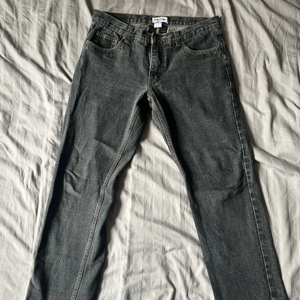 John Baner jeans strl eu 50. Midja 44cm, längt 98cm. Jeansen är i gott använt skick och har ingea synliga täcken på användning. Pris går att diskutera.. Jeans & Byxor.