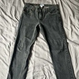 John Baner jeans strl eu 50. Midja 44cm, längt 98cm. Jeansen är i gott använt skick och har ingea synliga täcken på användning. Pris går att diskutera.