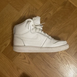 Nike skor fodrade - Fodrade Nike skor som gör dig redo inför kallare tider! Storlek 39. Av någon anledning är det ena smutsigare än den andra, det går säkert att lösa med tvätt men därav det låga priset❤️