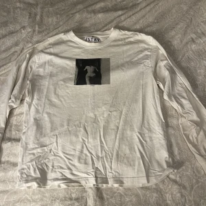 Tröja - Longsleeve från ISTAY med tryck fram och söm längs ryggen