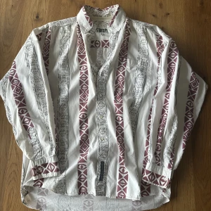 Fina mönstrad skjorta oversized - Bra skick, storleken säger S men passar mer som L