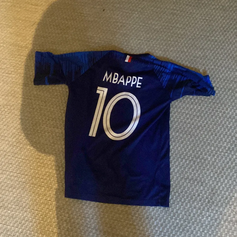 Frankrike tröja med mbappe och storlek 152. T-shirts.
