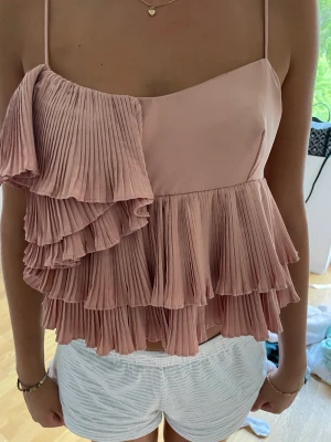 Zara topp - Säljer denna zara topp som jag aldrig använt då den var lite stor