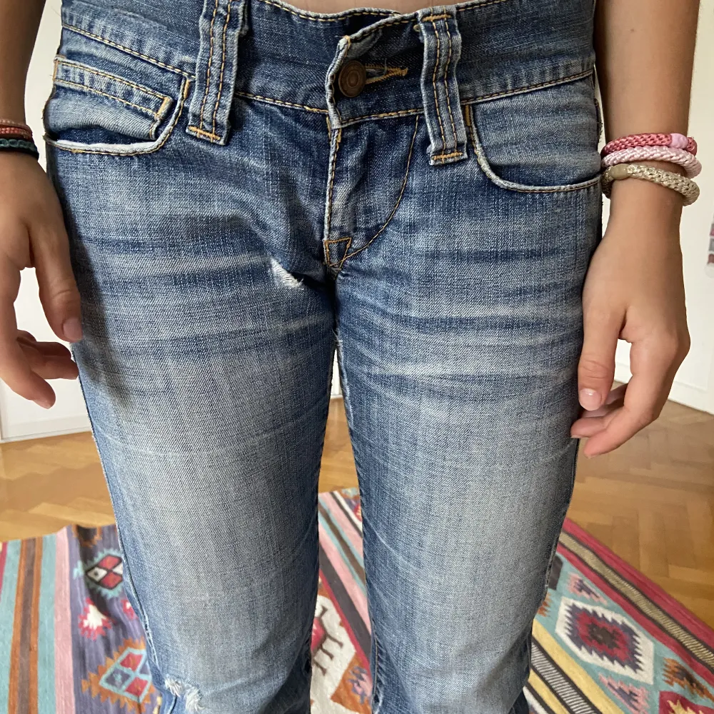 Säljer mina SJUKTSNYGA lågmidjade jeans köpta på 2000 talet ❤️säljer för att det är lite för små då det kommer inte till användning💓. Jeans & Byxor.