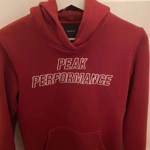 Säljer nu min fräscha peakperformancehoodie. Säljer för 150 men nypris är 600. Frakten betalas av köparen.