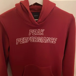 Peakperformancehoodid - Säljer nu min fräscha peakperformancehoodie. Säljer för 150 men nypris är 600. Frakten betalas av köparen.
