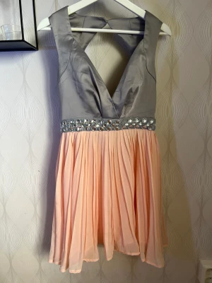 Festklänning  - Fin fest klänning med dragkedja i ryggen