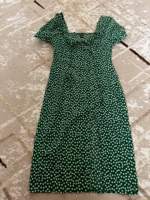 Grön klänning  - Använd bara en gång. Köpte den för 149 kommer sälja den för 100