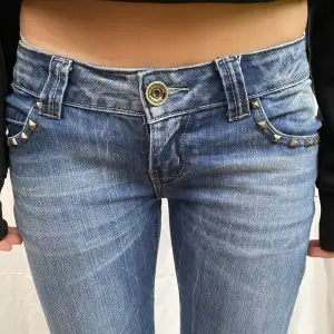 Vintage jeans med unika detaljer. Frakten ingår ej i priset. Använd köp nu🙌🏽