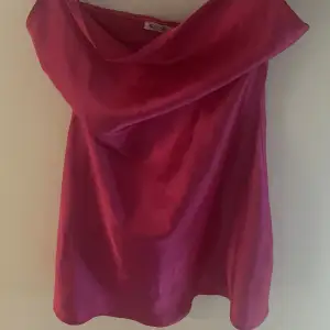 Säljer denna snygga korta festklänning i rosa från Nelly i gott skick💗! 