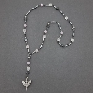 Handgjort halsband  - Handgjort halsband och exklusiv design 🖤Gjord i bra kvalitet ●Material-Hematit, glas,zinklegeringar. Nickel fri. Längd: 46cm.Halsband inte vatten och är känsliga mot fukt.