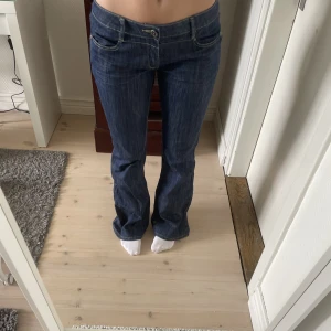 Jeans - Jättesnygga vintage lågmidjade jeans med bootcut, säljer då dem är lite stora❤️❤️ 