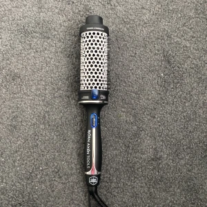 Värmeborste  - Jag säljer en björn Axén värmeborste för 300 kr det står  400 men jag kan it ändrar det jättebra och nytt skick vill gärna sälja den så snabbt som det går om du undrar något mer så skriv till mig så svara jag☺️