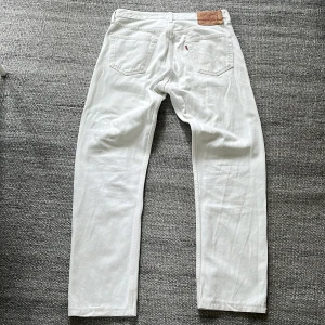 Levis 501 - Tjena säljer mina Levis 501 för att dom inte används längre, storleken 31/32 skulle jag säga han på bilden är 1,87 men om man är lite mindre och vill ha stora Jeans så passar det med. Skicket är bra inga fläckar osv. Kom privat för fler bilder osv. MVH S