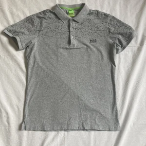 Hugo boss skjorta - Hugo boss skjorta i storlek M (barn). Är knappt använd och i bra skick.