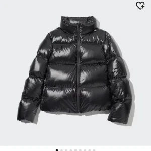Uniqlo jacka - Knappt använd, i toppen skick, köptes i februari för 1200kr men säljer för halva priset. Skriv privat för fler bilder🤍🤍