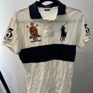 Piké Ralph Lauren  - Vit piké från Ralph Lauren  Använd i bra skick  Nypris 599kr Skick 7/10