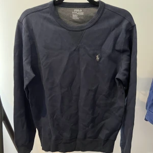 Sweatshirt Ralph Lauren  - Marinblå sweatshirt från Ralph Lauren. Endast prövad. Nypris 1499kr. Skick 10/10. Mått: 60cm hals -> midja, 53cm armhåla -> armhåla 