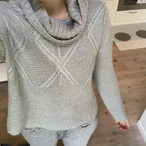 Stickad tröja - Stickad grå tröja med crew neck. Fint skick. 