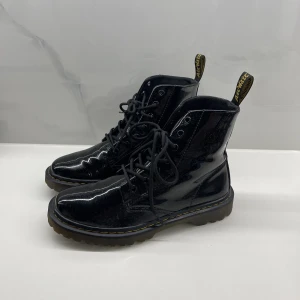 Dr Martens boots - Säljer dessa väldigt snygga Dr martens glittriga stövlar. De har inte använts så mycket, ser fortfarande som nya ut. Storlek 39