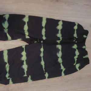 Mjukisbyxor - Sorry för dålig bild kan ta bättre om någon är intresserad💗 säljer dessa häftiga mjukisbyxor efrersom dom är för korta för mig! Kontakta om ni är intresserade💗