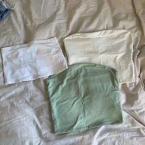 Tubtopp - Tre tubtoppar, den korta från gina i strl xs och dom andra två från bikbok i strl s💕50kr/st eller alla för 100kr🫶🏼