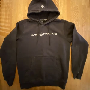 Sail racing hoodie - Svart sail racing hoodie. Fint skick. 