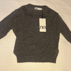 Stickad trekvarts t-shirt  - Säljer denna stickade trekvarts T-shirt från zara som inte finns att köpa längre!😇 Aldrig sätt någon som har den då den bara gick att köpa under en väldigt begränsad tid! Den har dekorer vid halsen och prislappen är kvar aldrig använd då dem är för liten💕