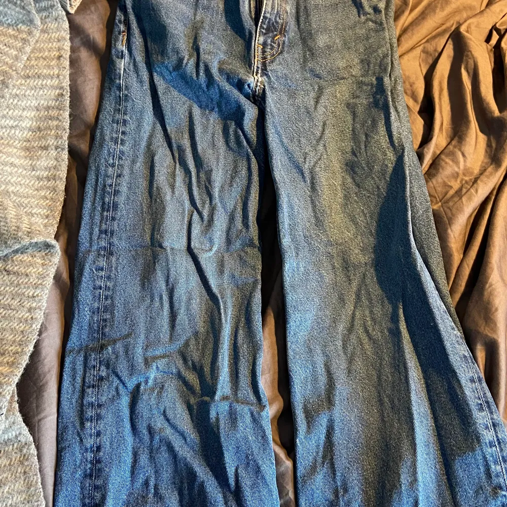 Mörkblå jeans från monki. Stl: 25 okej skick, tecken på användning nere vid kanten. . Jeans & Byxor.