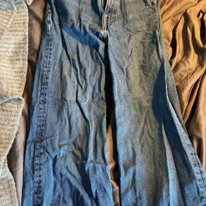 Mörkblå jeans från monki. Stl: 25 okej skick, tecken på användning nere vid kanten. 