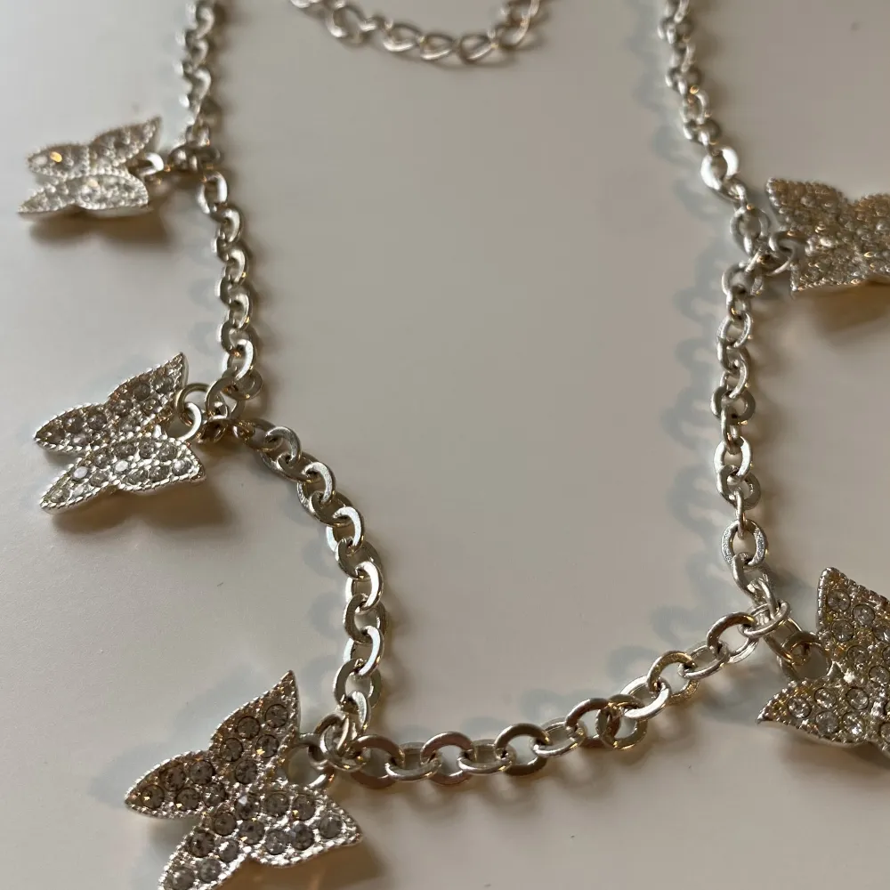 Ett halsband i silver med fjärilar på💗 kommer aldrig till användning…. Bara att ställa frågor vid undringar eller om någon vill ha mått🤗köpare står för frakt, kan självklart diskutera pris och kan mötas upp i Stockholm….❤️. Accessoarer.