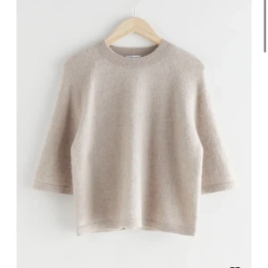 Other Stories tröja - BUDGIVNING IGÅNG. BUDA!!!! KÖP DIREKT FÖR 700+ frakt. Super söt stickad tröja! Väldigt bra skick❤️❤️