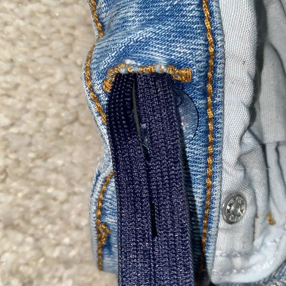 Ett par superfina jeans från Gina Young! Jeansen är i helt okej skick eftersom resåret i midjan har spruckit lite längre in. . Jeans & Byxor.