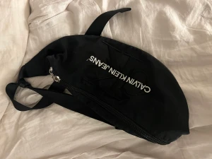 En liten och en stor ck väska  - Använda fåtal gånger, en väska som går från axeln över kroppen eller en midjeväska!  Köparen står för frakt 