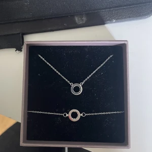 Pilgrim halsband och armband - Jätte fina matchande armband och halsband i silver från pilgrim. Nästan helt oanvända!! Säljer båda för 220