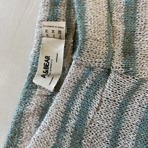 Utsvängda stickade byxor  - Storlek: 38 Från: pull&bear Skick: använda men dem är tyvärr för korta för mig som är 175 så om du är under där så passar dem nog perfekt för dig!  Använt men i bra skick! 🧸 Postar med PostNord och tar bara emot Swish! Skriv för mer info🩷