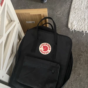 rygga - fjällräven ryggsäck som knappt har använts, den är littttteeee smutsig för den har legat i min garderob ett tag! Men annars är det helt ny. 